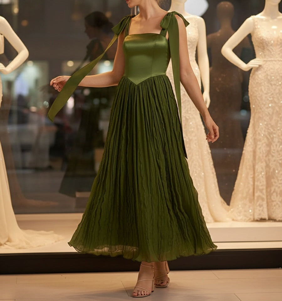 A-Line/Princess Spaghetti Strap Pleated Floor-Length Formal Dresses with Bow