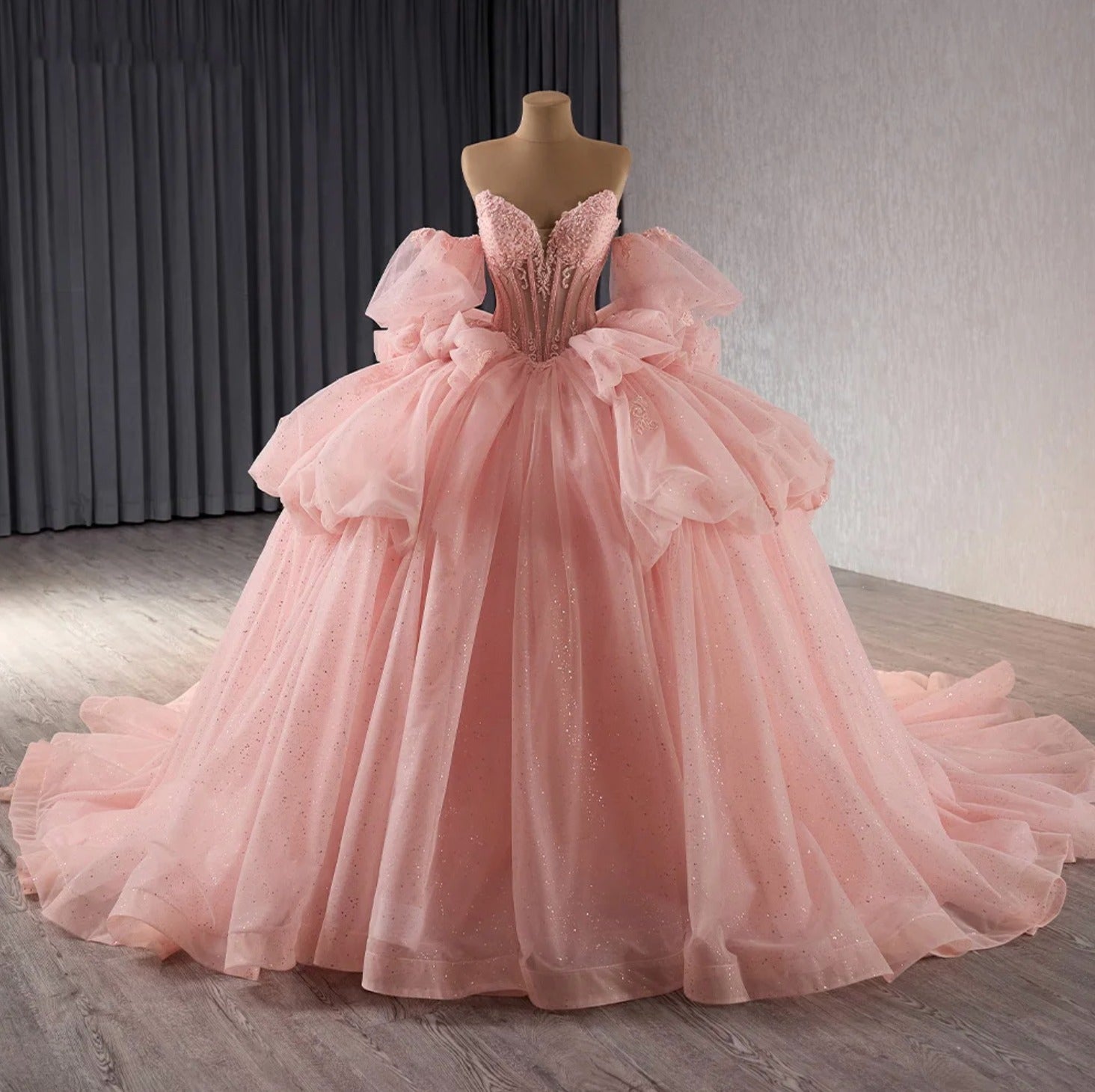 Chic & Modern Ball Gown Strapless Detachable Sleeves Appliques Ruffle Tiered Bow Knot Pink Tulle Quinceanera Dress Princess Birthday Party Gown for Sweet 16