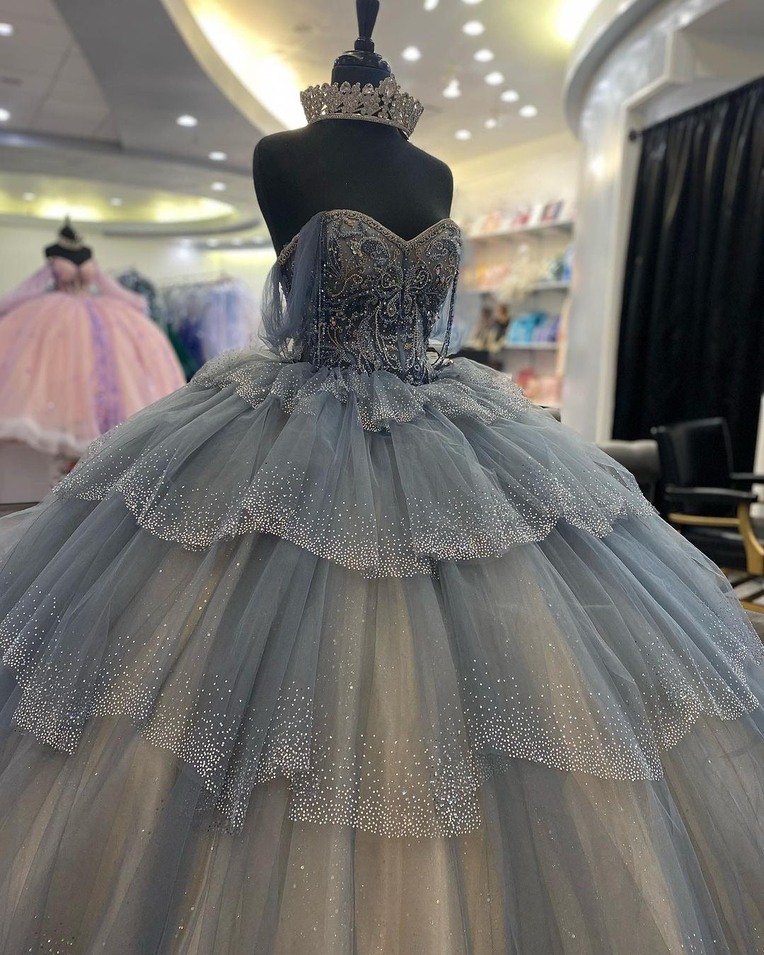 Elegant Ball Gown Off Shoulder Sweetheart Neck Sleeveless Tiered Appliques Gery Tulle Princess Gown Quinceanera Dress for Sweet 16