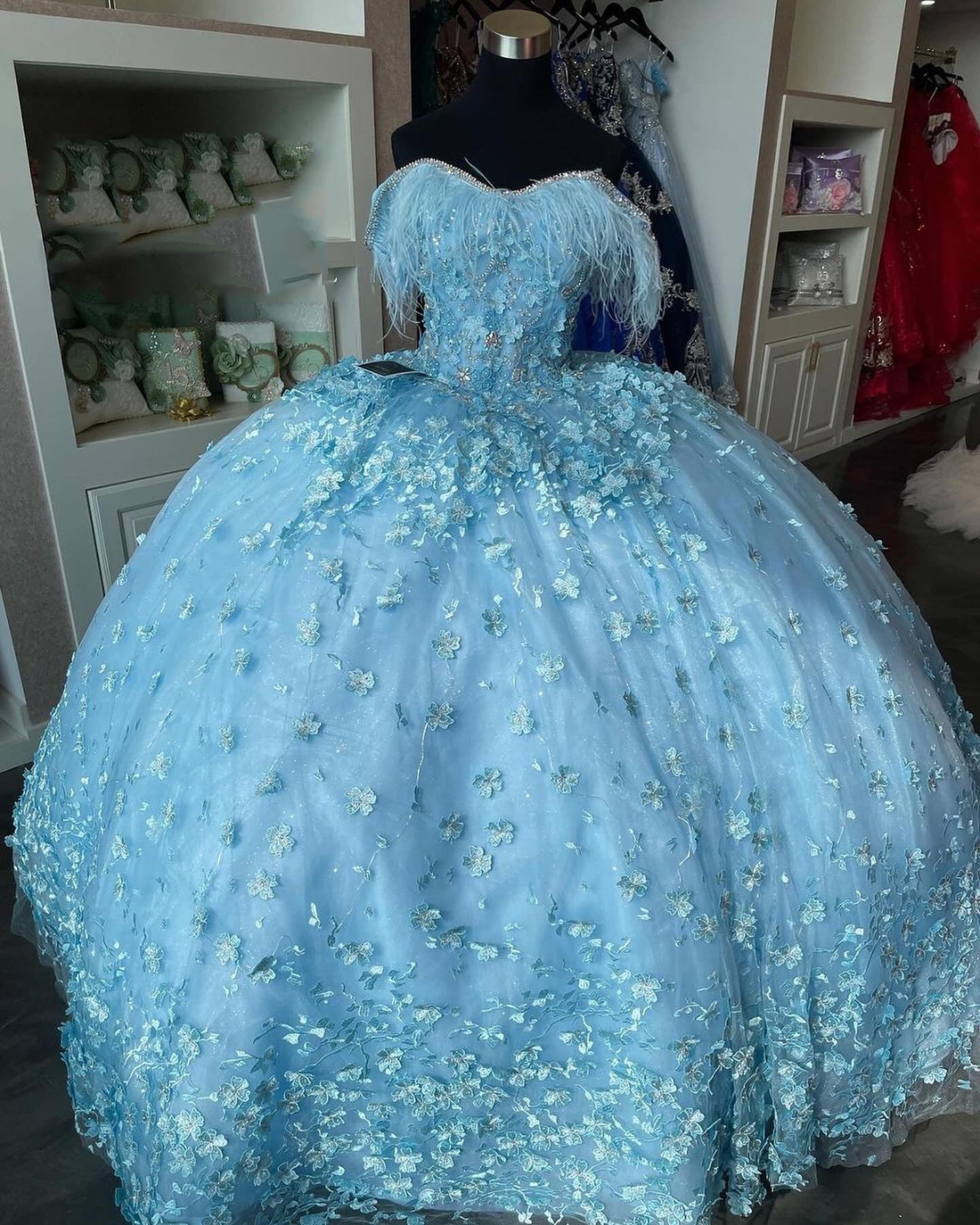 Chic & Modern Ball Gown Off Shoulder 3D Flower Appliques Feather Sky Blue Tulle Quinceanera Dress Princess Birthday Party Gown for Sweet 16