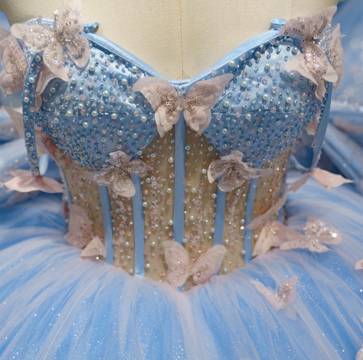 Chic & Modern Ball Gown Sweetheart Neck 3D Butterfly Lace Applique Beaded Sky Blue Tulle Quinceanera Dresses Princess Birthday Party Gown for Sweet 16