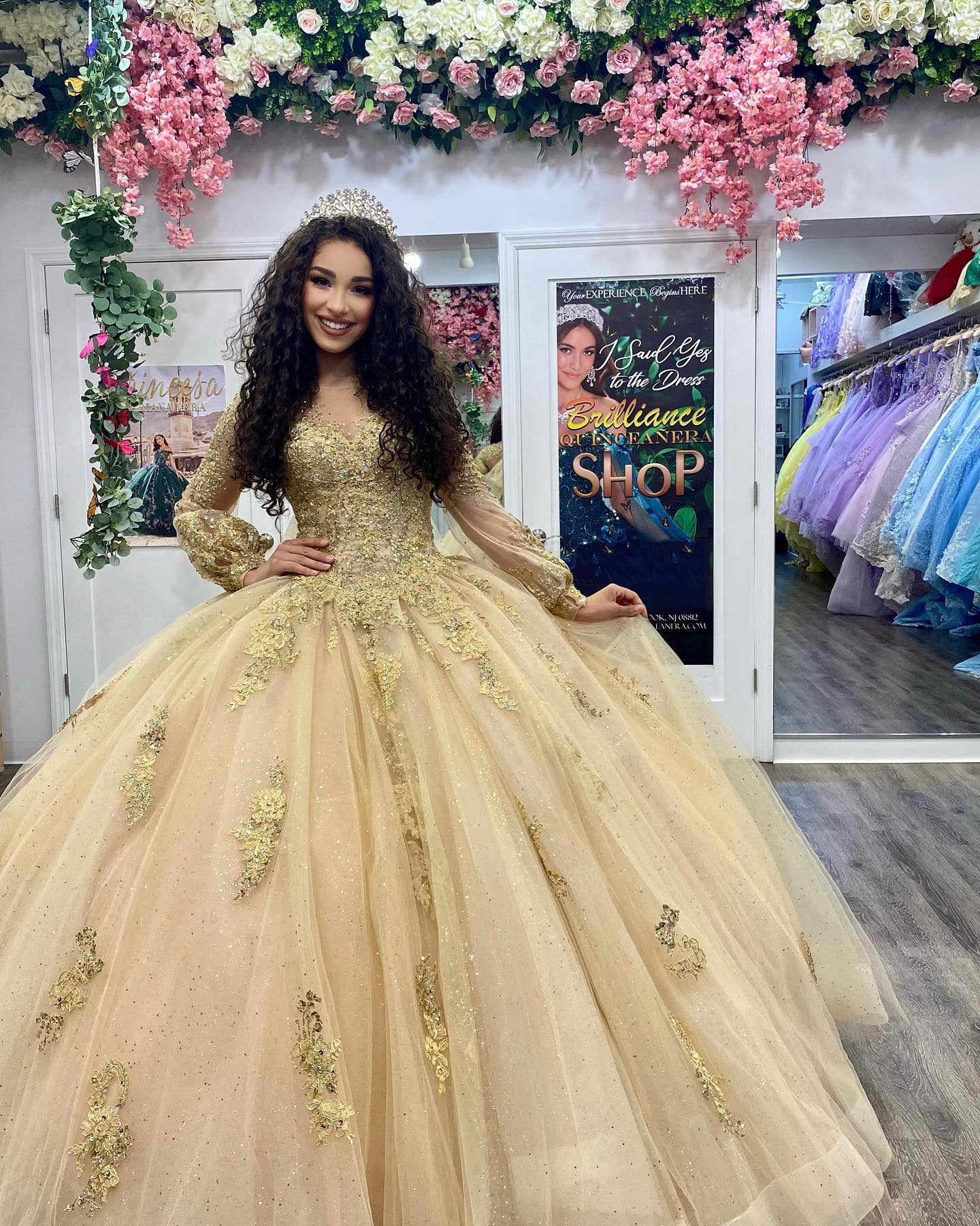 Elegant & Glamorous Ball Gown Off Shoulder Long Sleeves Lace Appliques Beaded Tulle Quinceanera Dress Formal Evening Party Princess Gown for Sweet 16