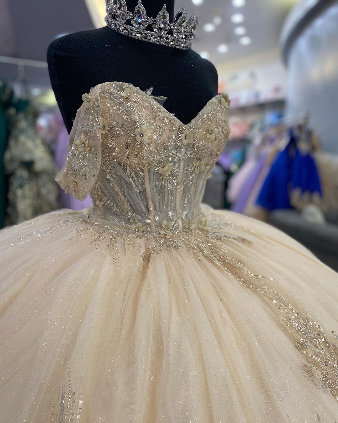 Elegant & Glamorous Ball Gown Off Shoulder Beaded Lace Appliques Champagne Tulle Quinceanera Dress Birthday Formal Party Gown for Sweet 16
