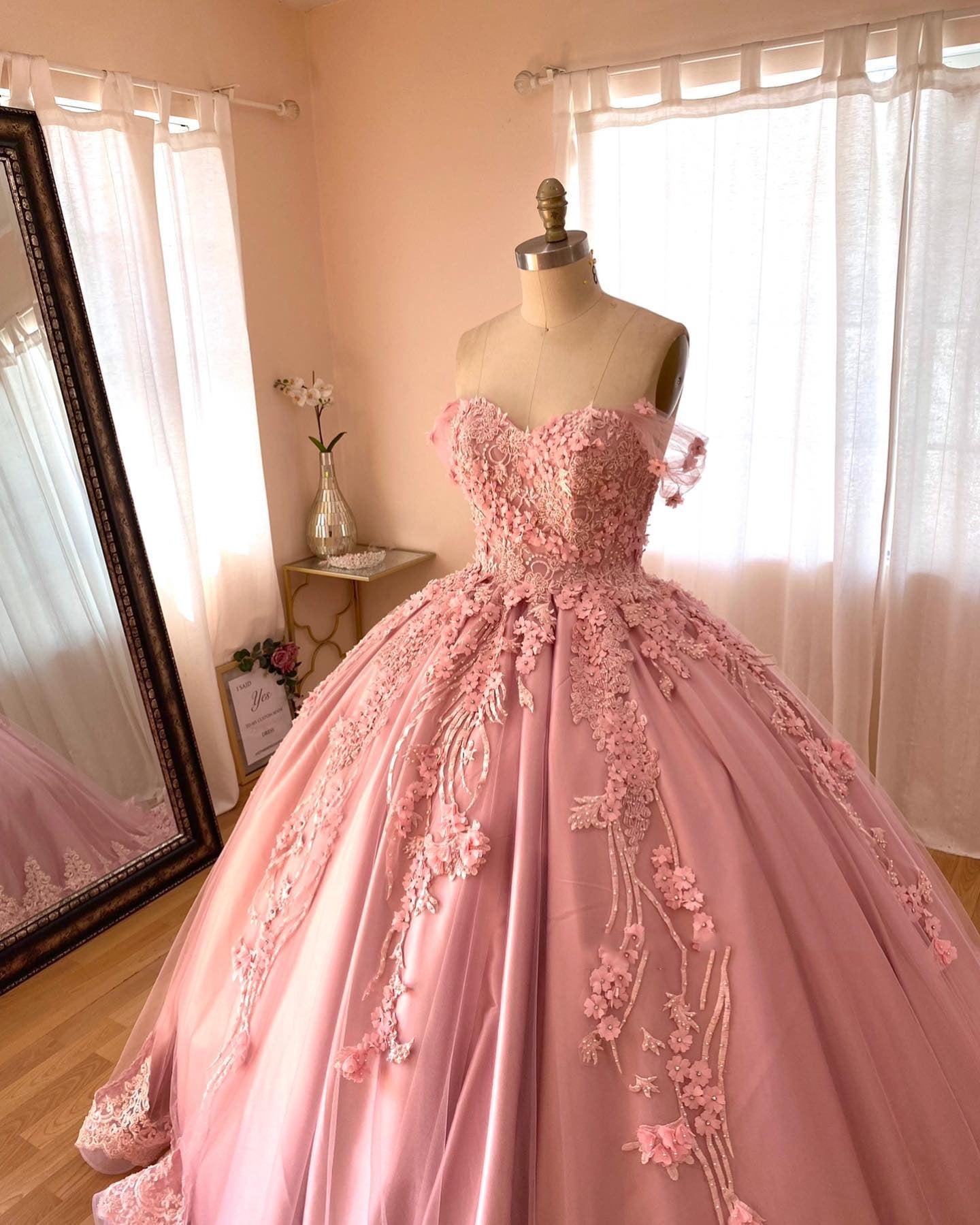 Elegant & Gorgeous Ball Gown Off Shoulder 3D Flower Lace Appliques Beaded Pink Satin Quinceanera Dress for Sweet 16