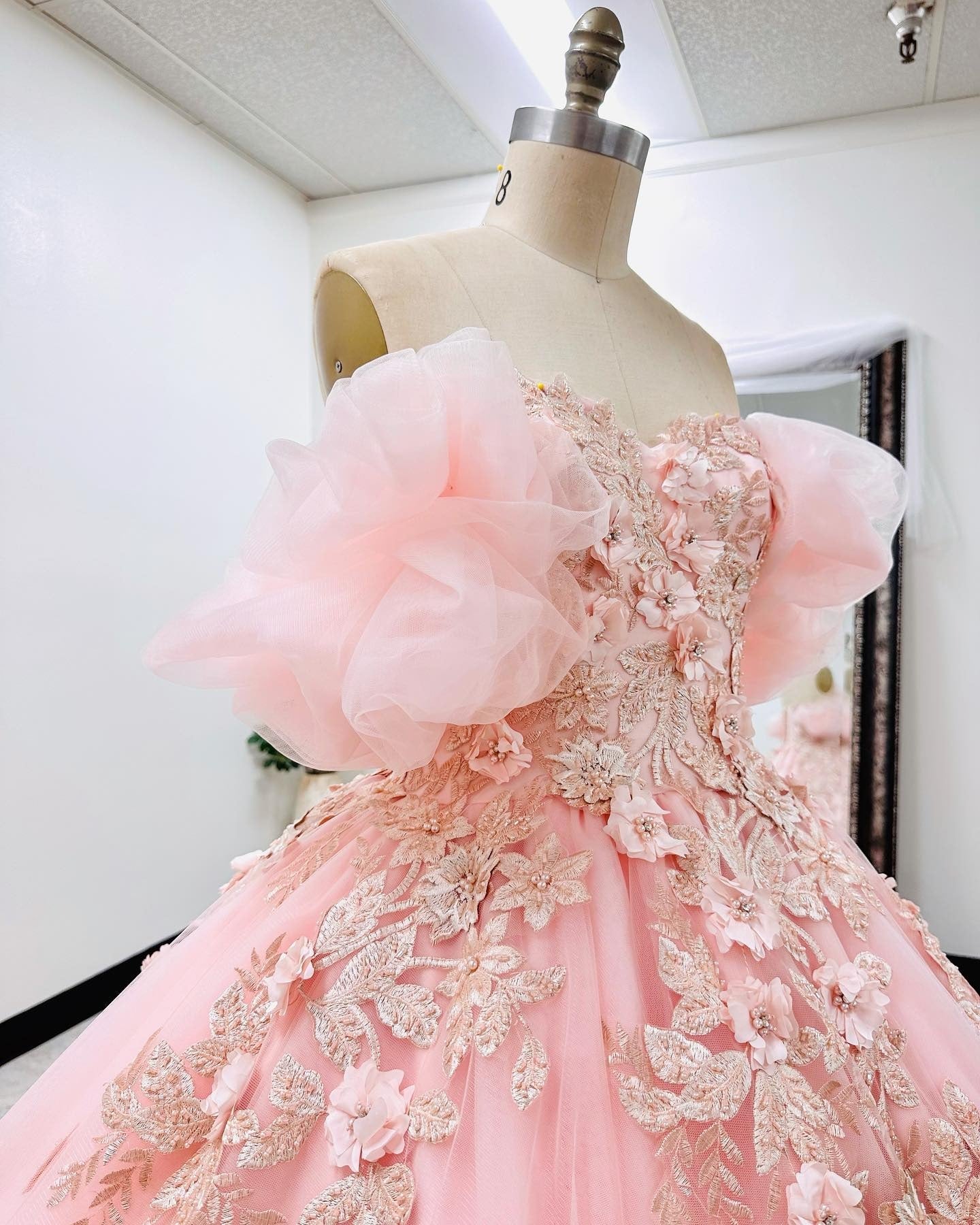 Chic Ball Gown Off Shoulder Puff Sleeves Flower Appliques Beaded Pink Tulle Princess Quinceanera Dress for Sweet 16