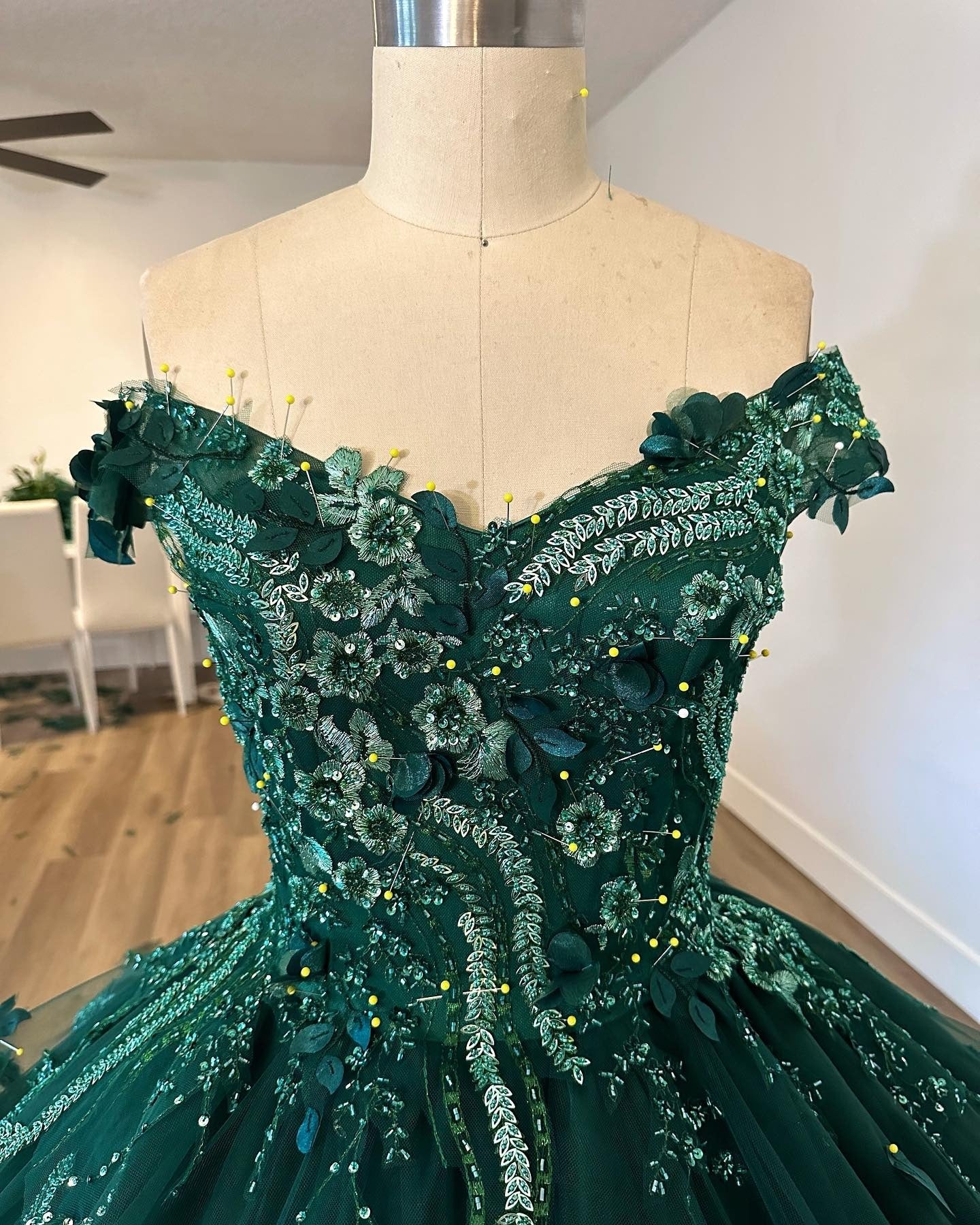 Elegant Ball Gown Off Shoulder Flower Lace Appliques Tiered Sweep Train Emerald Green Tulle Quinceanera Dress for Sweet 16