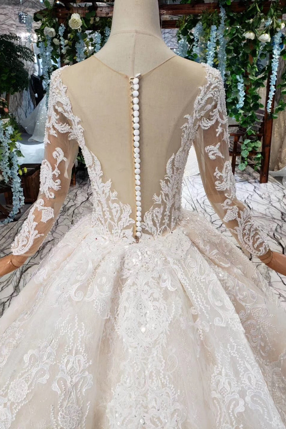Gorgeous Long Sleeves Ball Gown Wedding Dresses With Beading Appliques