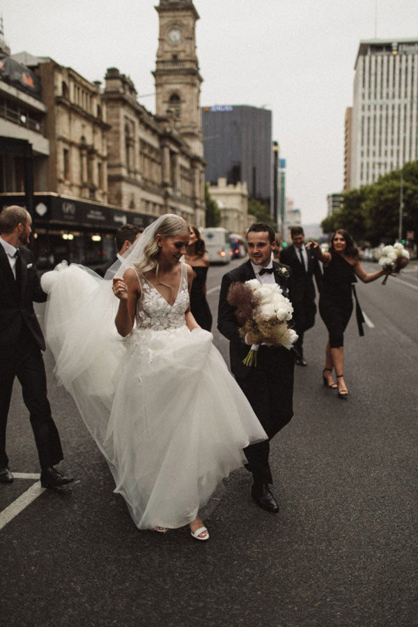 Charming V Neck Sleeveless Lace Wedding Dresses with Appliques