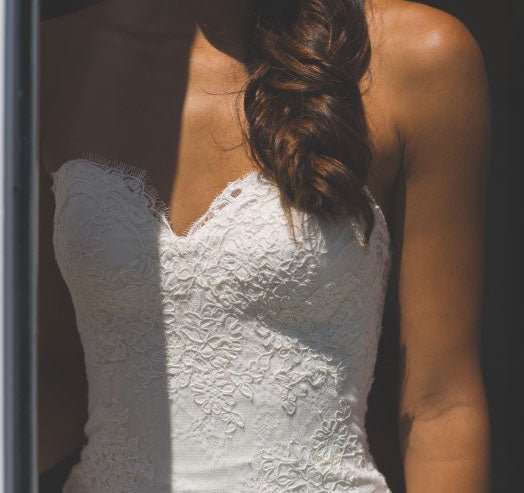 Chic Strapless Sweetheart Lace Wedding Dresses with Appliques
