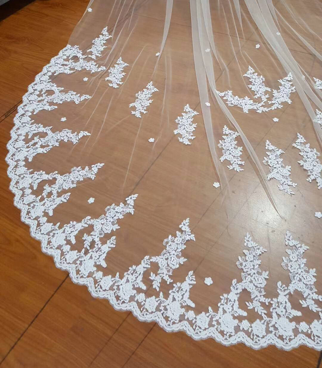 Charming Tulle Lace Applique Chapel Veils Long Wedding Veil
