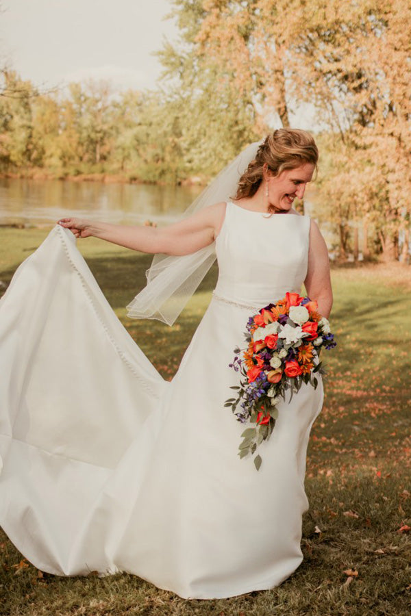 Simple Bateau Satin Sleeveless Wedding Dresses with Beading