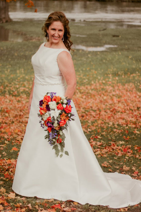 Simple Bateau Satin Sleeveless Wedding Dresses with Beading