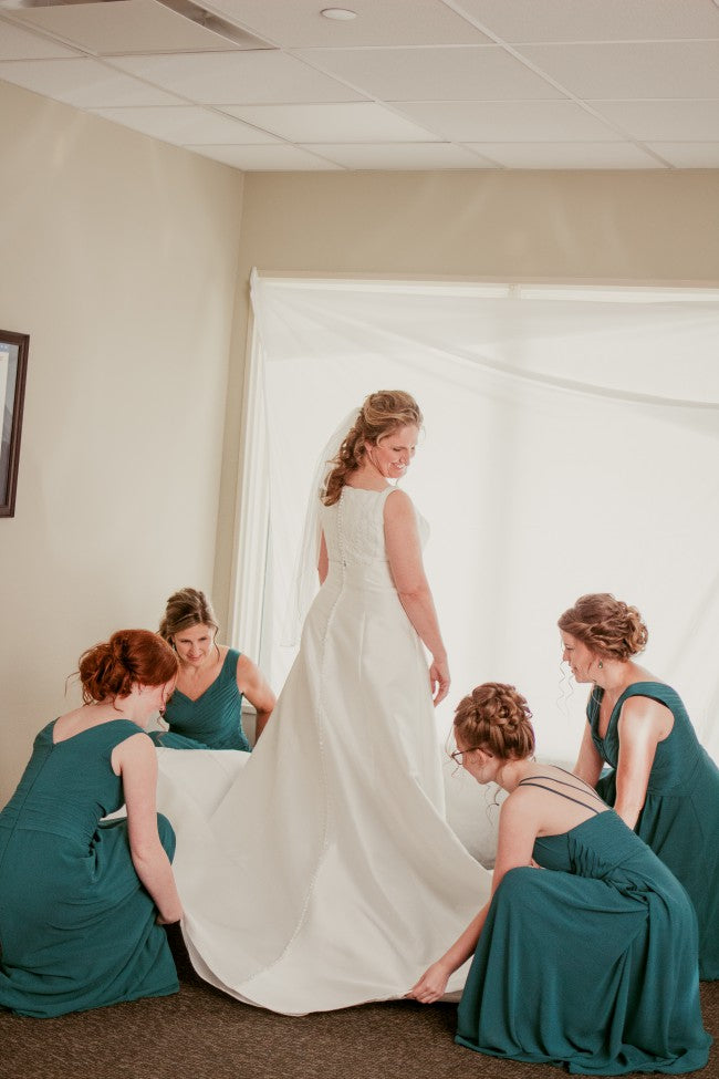 Simple Bateau Satin Sleeveless Wedding Dresses with Beading